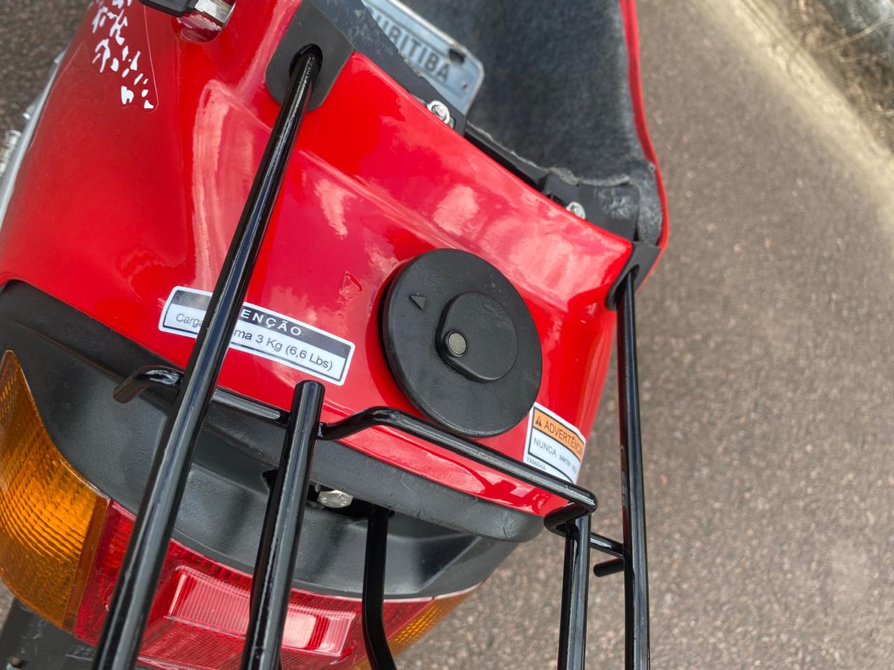 Borrachinha instalada na Yamaha Jog vermelha